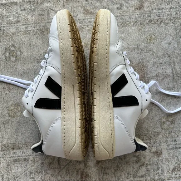 Veja V 10 Lace Up Sneaker sz 10 - Picture 4 of 9